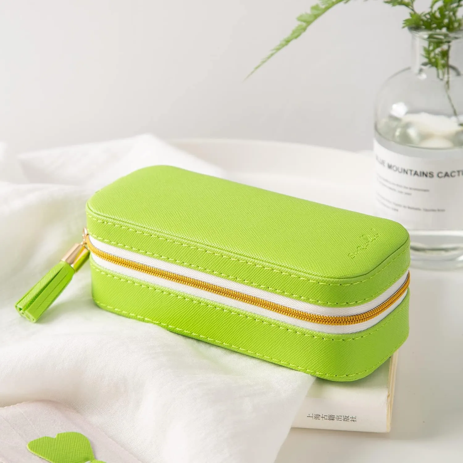 BONNY DODO Small Travel Jewelry Organizers Box for Women with PU Leather Portable Mini Jewelry Case with Compartments for Necklace Rings Earrings,Luxury Giftable Boxes (Grass green, S)