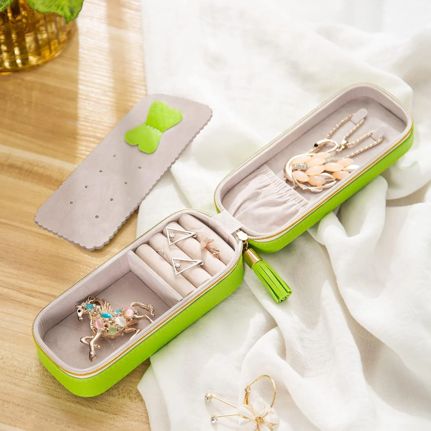 BONNY DODO Small Travel Jewelry Organizers Box for Women with PU Leather Portable Mini Jewelry Case with Compartments for Necklace Rings Earrings,Luxury Giftable Boxes (Grass green, S)
