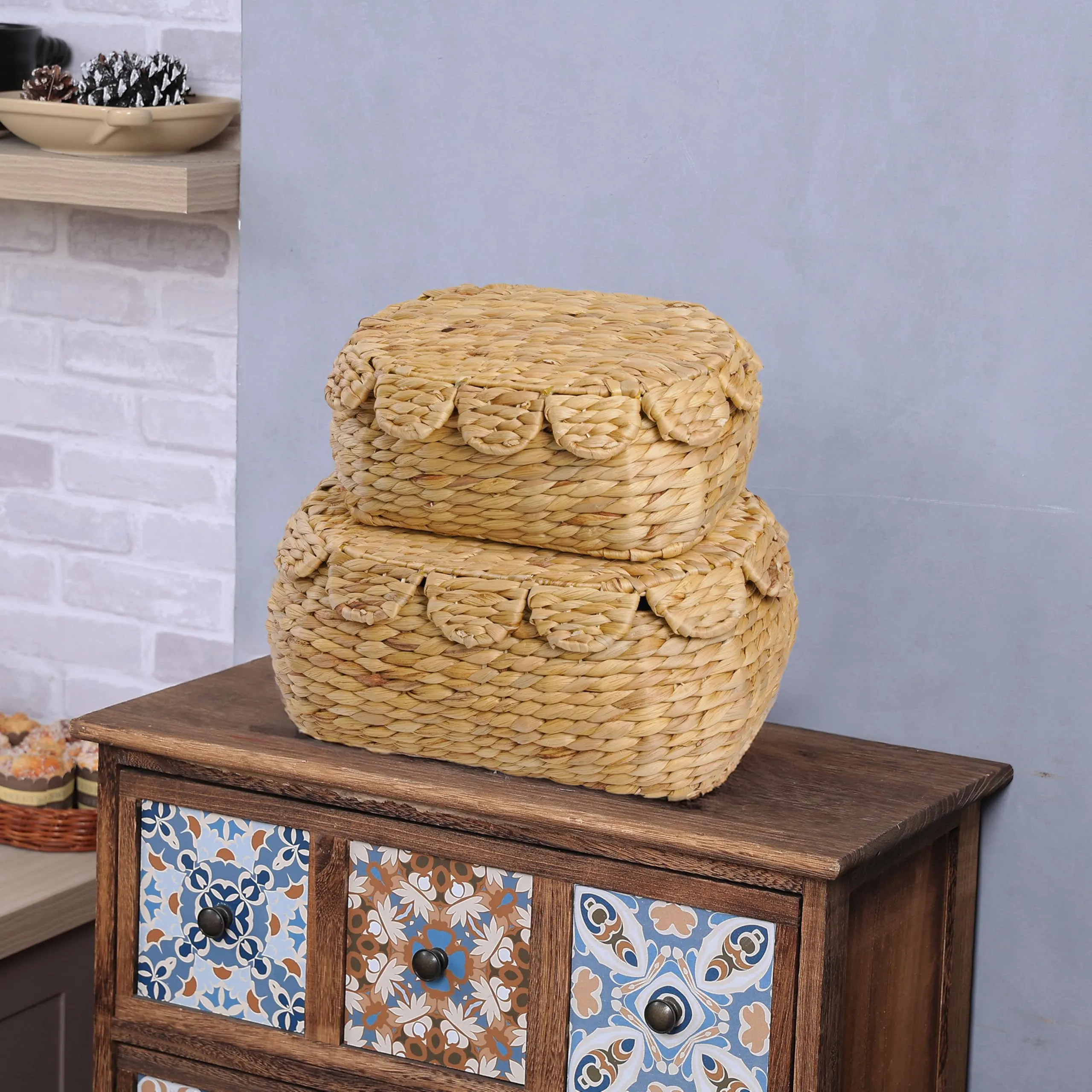 LUSYDECO Set of 2 Hand Round Wicker Storage Baskets with Lid, Rattan Basket Decorative Boxes, Woven Storage Box Hyacinth Basket with Lids, Scalloped Edge Wicker Basket with Lid