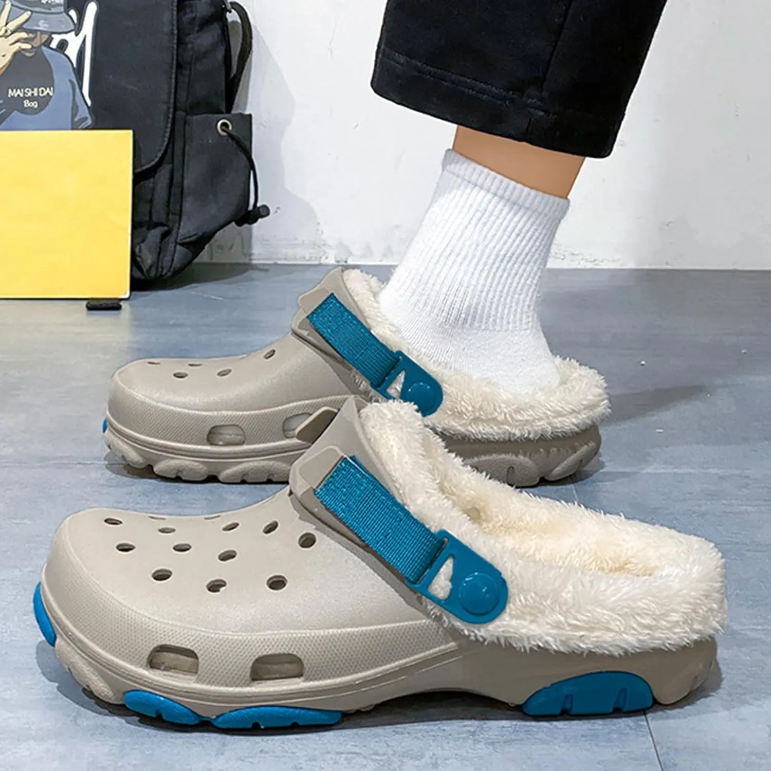 Men Fashionable Winter Wooden Clogs Women Fleece Slippers Unisex Comfortable and Casual Indoor and Outdoor Wooden Clogs
