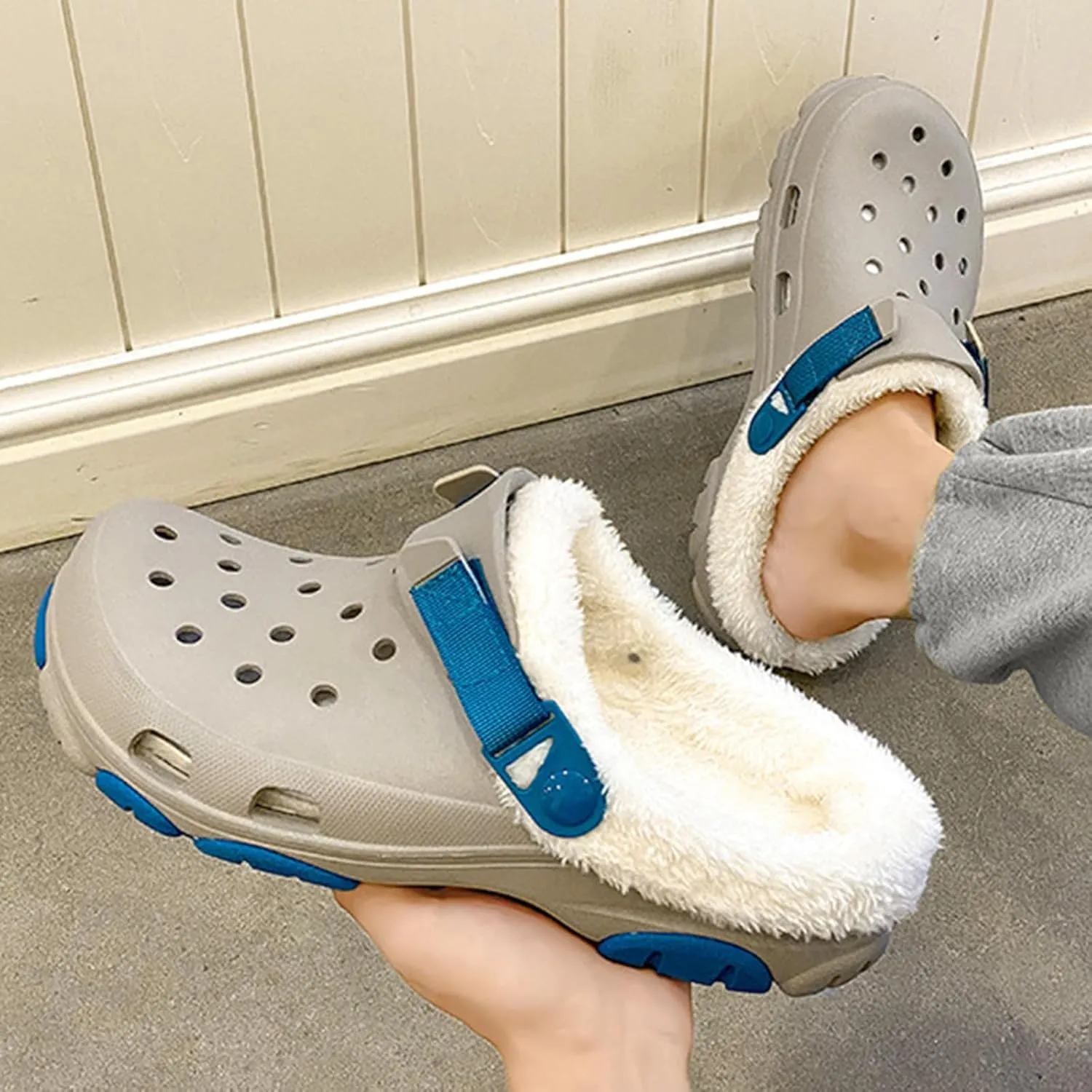 Men Fashionable Winter Wooden Clogs Women Fleece Slippers Unisex Comfortable and Casual Indoor and Outdoor Wooden Clogs