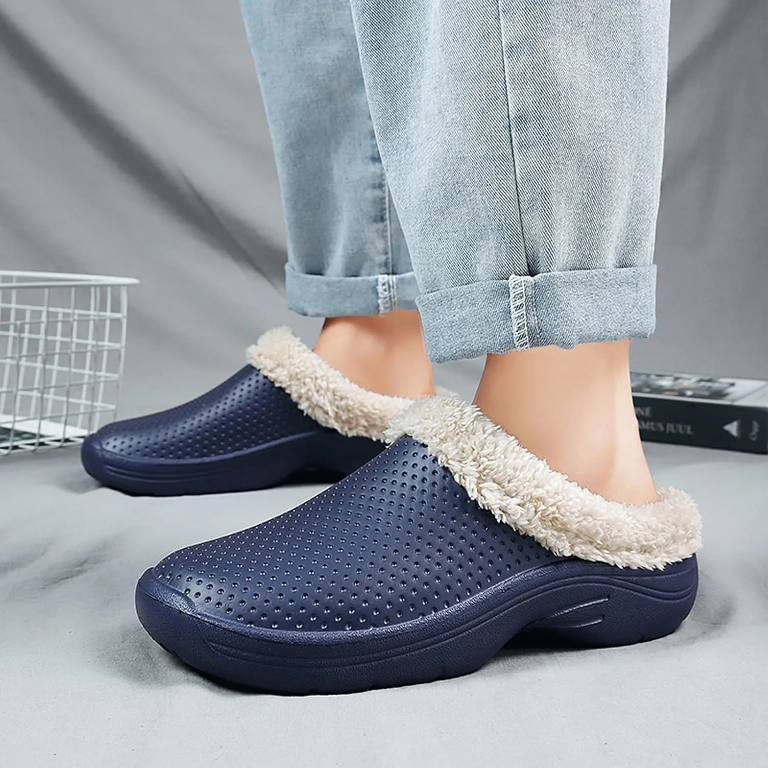 Men’s Lined Clogs Women’s Winter Fuzzy Slippers Waterproof Fur Lined Clogs Slip On Room Shoes Non-Slip Garden Shoes