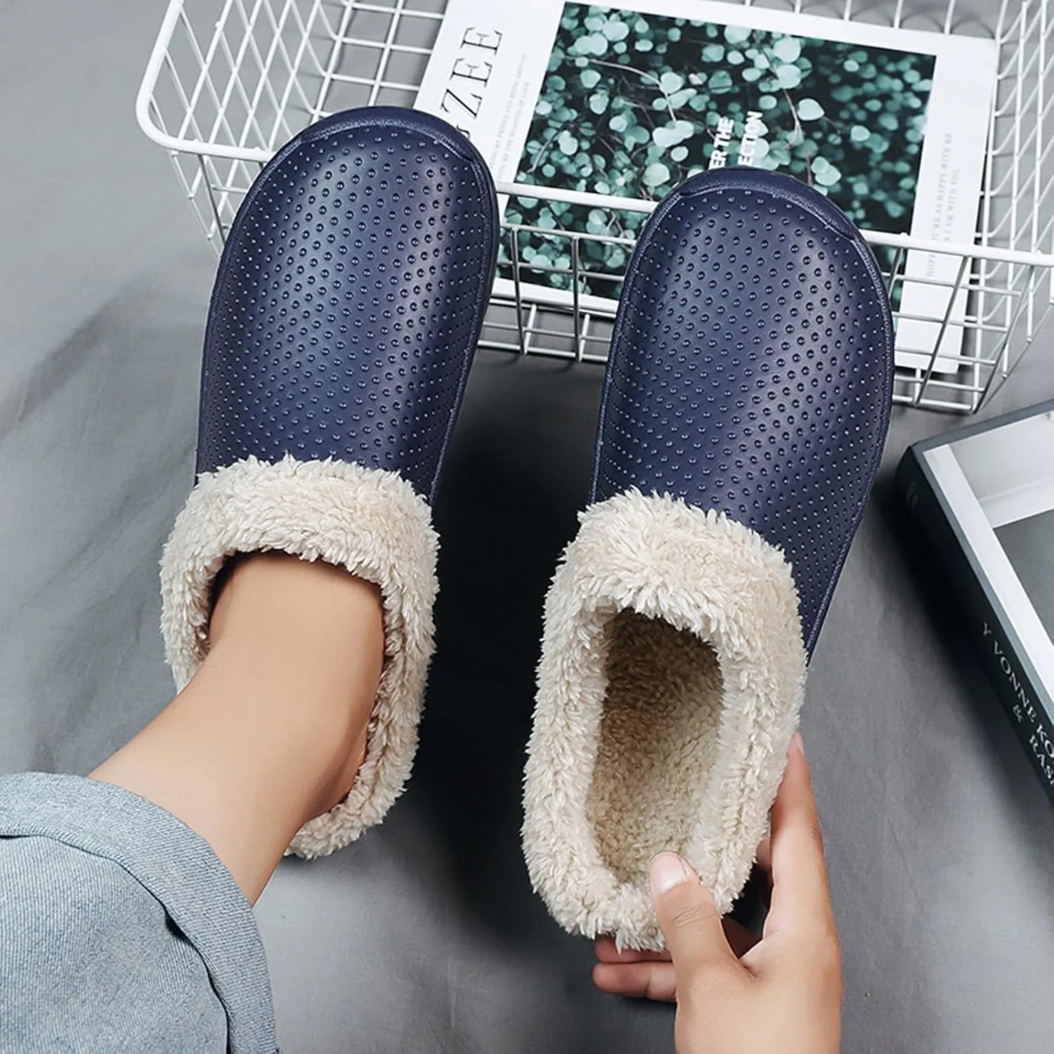 Men’s Lined Clogs Women’s Winter Fuzzy Slippers Waterproof Fur Lined Clogs Slip On Room Shoes Non-Slip Garden Shoes