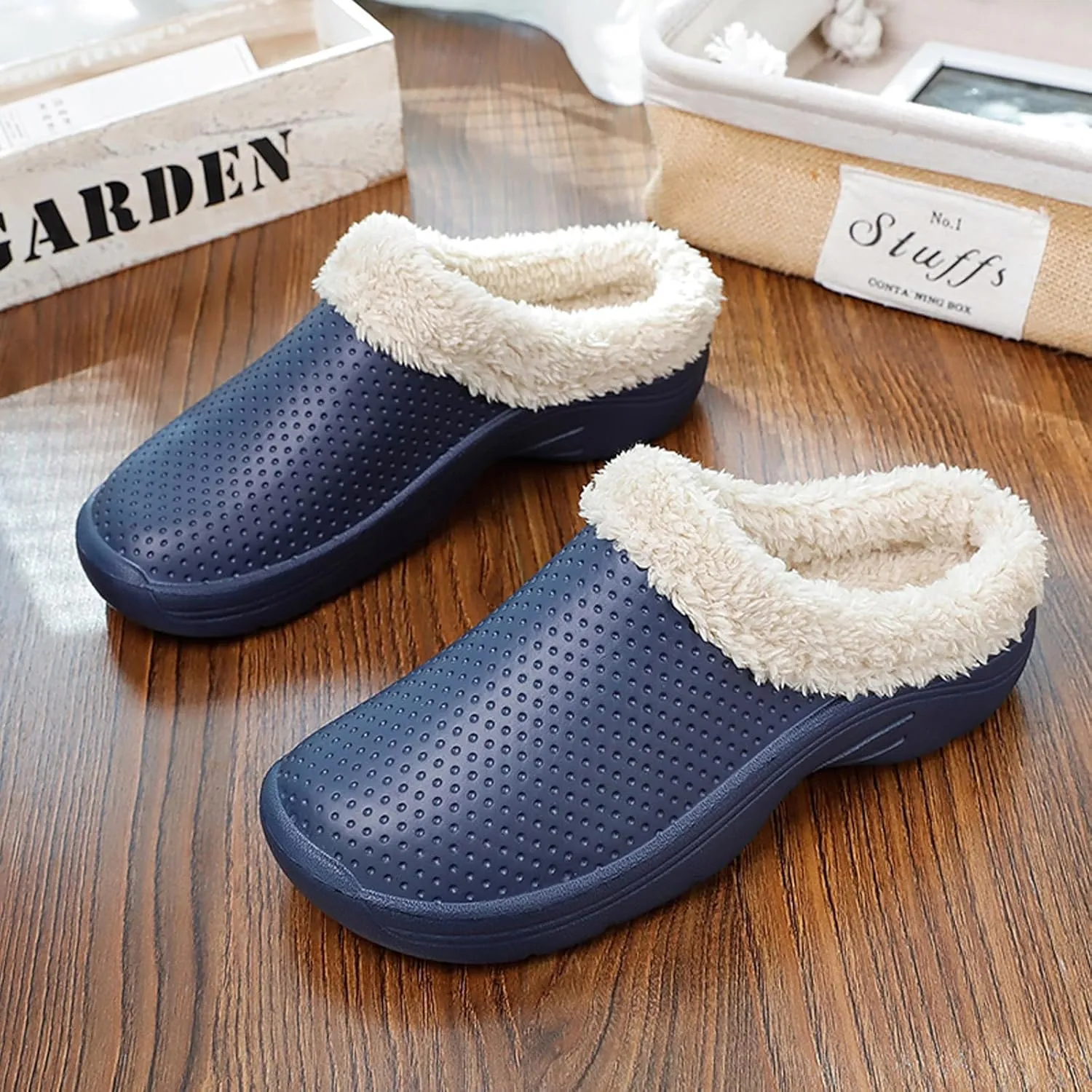 Men’s Lined Clogs Women’s Winter Fuzzy Slippers Waterproof Fur Lined Clogs Slip On Room Shoes Non-Slip Garden Shoes