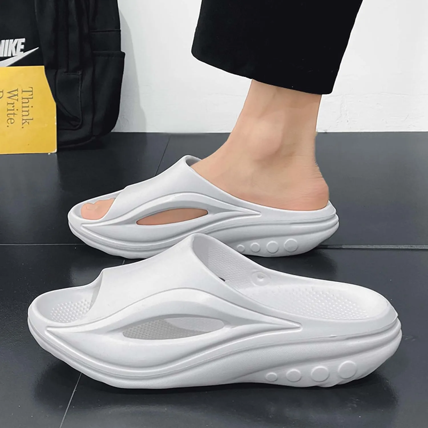 Men's Shallow Mouthed Lightweight Wide Edition Anti Slip Casual Beach Wading Shoes