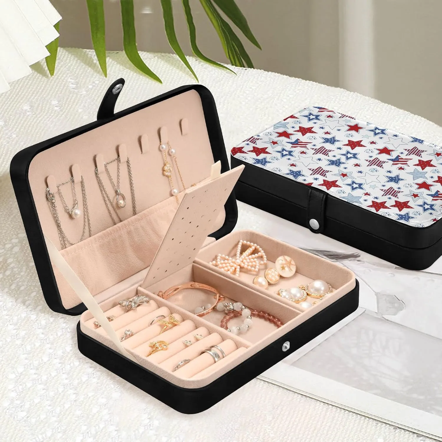 Oyihfvs American Flag Stars USA White and Blue Stars Seamless on White Leather Jewelry Bag, Jewelry Storage, Portable Jewelry Organizer Boxes for Women Lady Necklace, Earrings, Rings, Bracelet