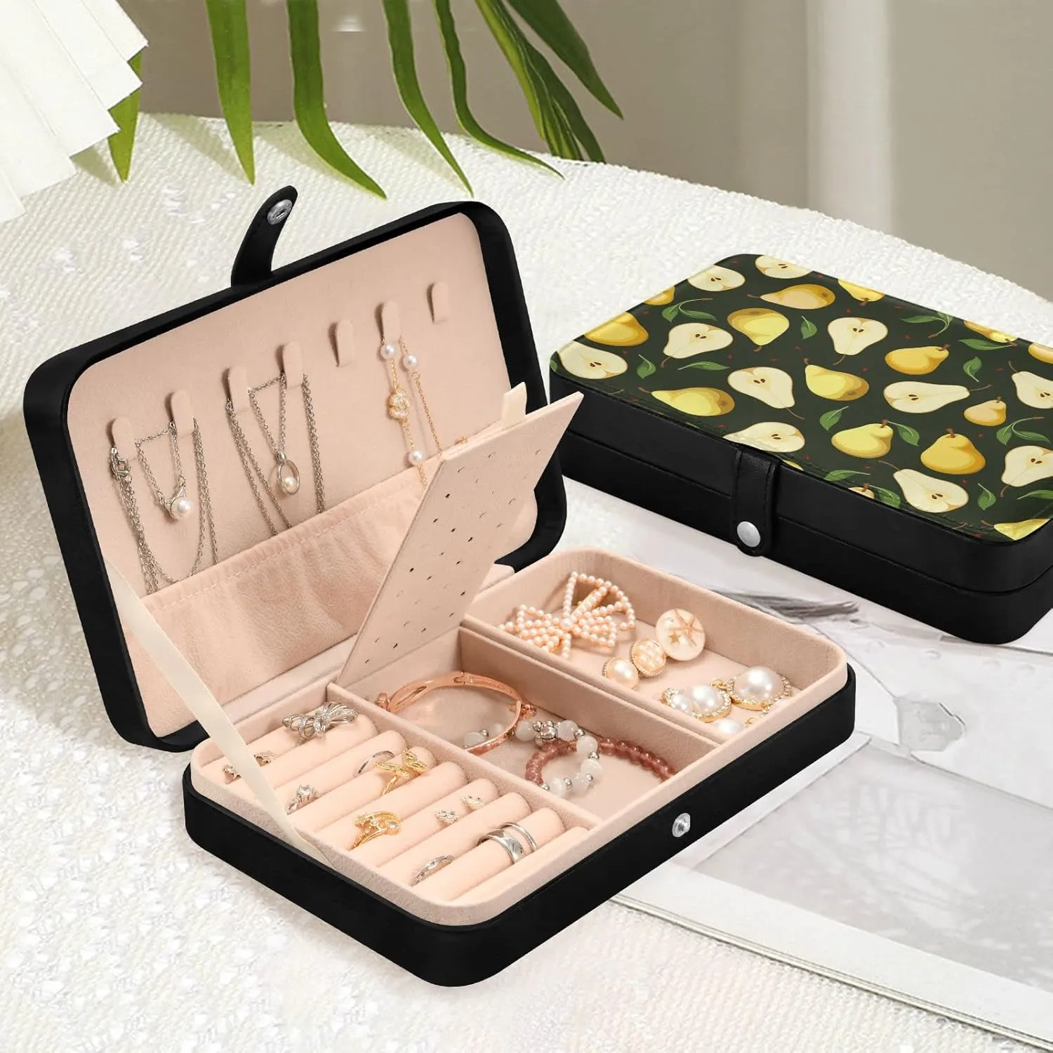 Oyihfvs Seamless Background with Yellow Pears with Green Leaves on Black Leather Jewelry Bag, Jewelry Storage, Portable Jewelry Organizer Boxes for Women Lady Necklace, Earrings, Rings, Bracelet