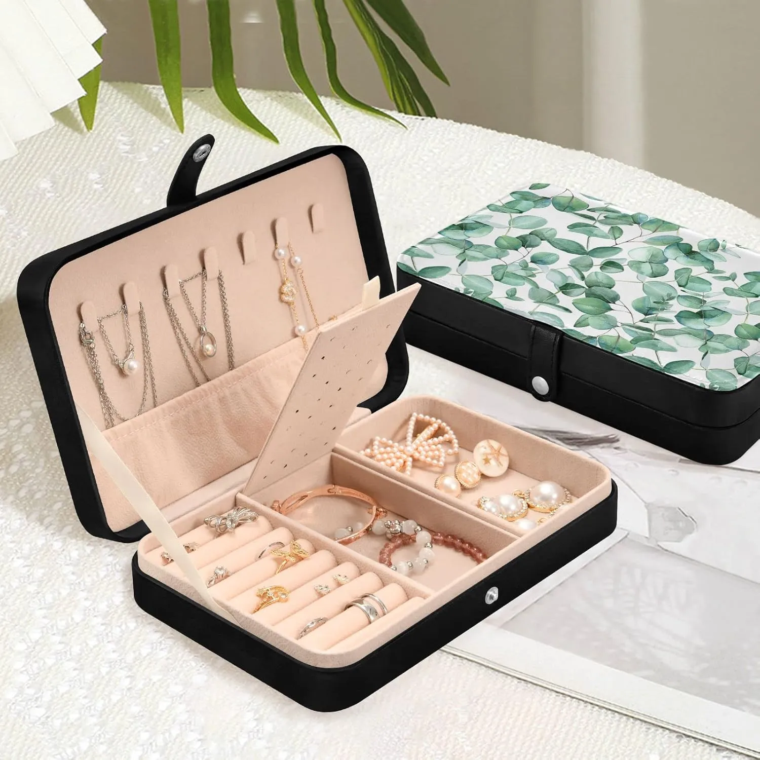 Oyihfvs Seamless Branches with Green Eucalyptus Leaves on White Leather Jewelry Bag, Jewelry Storage, Portable Jewelry Organizer Boxes for Women Lady Necklace, Earrings, Rings, Bracelet