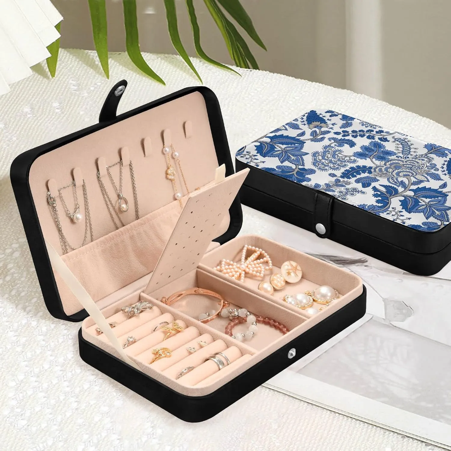 Oyihfvs Seamless Floral Paisley Ornament Curly Flowers on White Leather Jewelry Bag, Jewelry Storage, Portable Jewelry Organizer Boxes for Women Lady Necklace, Earrings, Rings, Bracelet