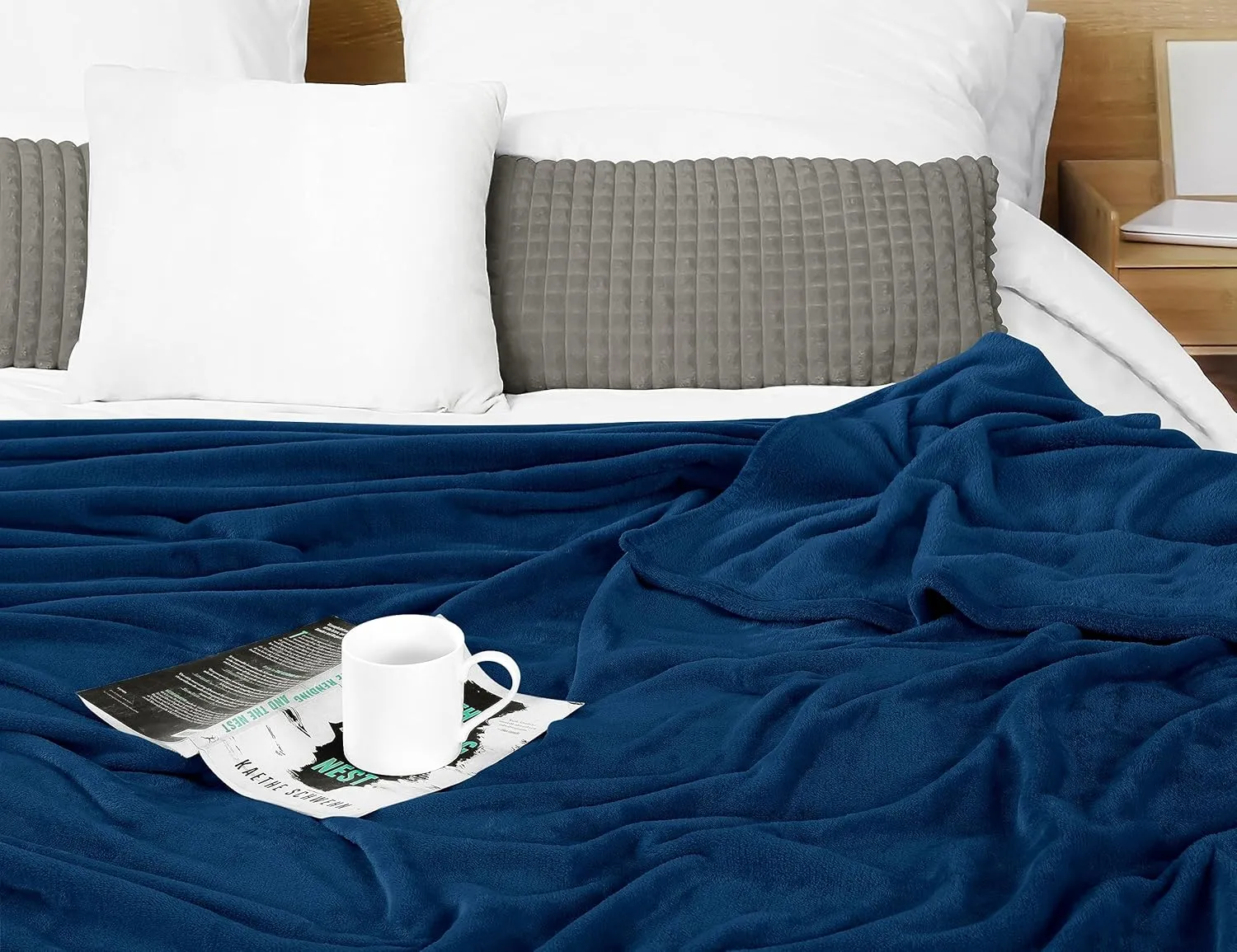 Utopia Bedding Navy Fleece Blanket Queen Size Lightweight Fuzzy Soft Anti-Static Microfiber Bed Blanket (90x90 Inch)
