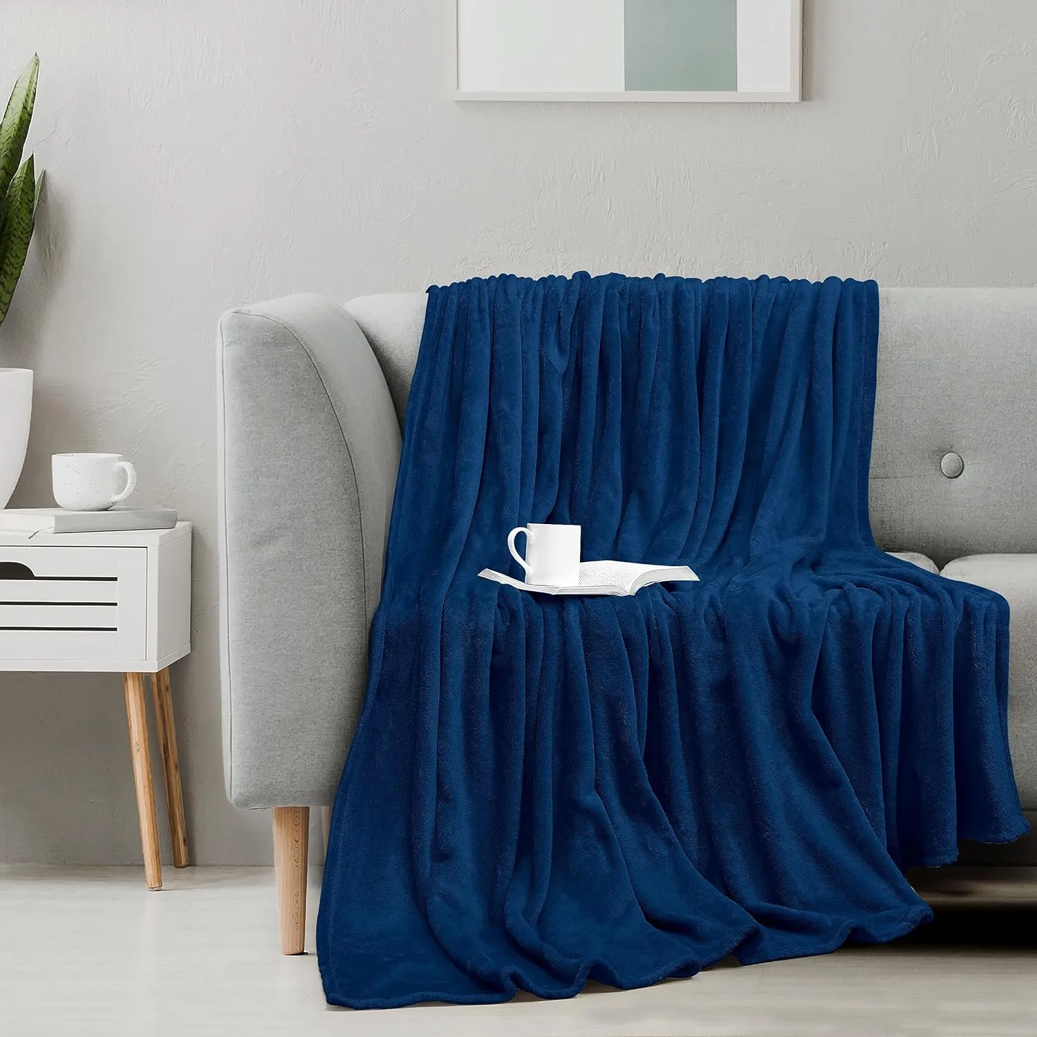Utopia Bedding Navy Fleece Blanket Queen Size Lightweight Fuzzy Soft Anti-Static Microfiber Bed Blanket (90x90 Inch)