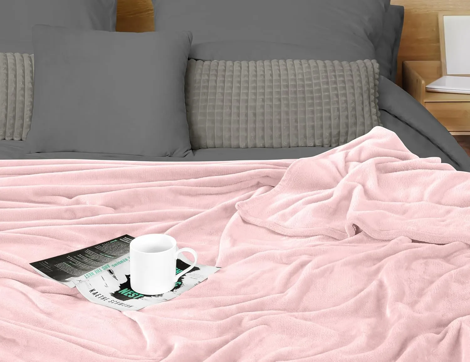 Utopia Bedding Pink Fleece Blanket Queen Size Fuzzy Soft Anti-Static Microfiber Bed Blanket (90x90 Inch)