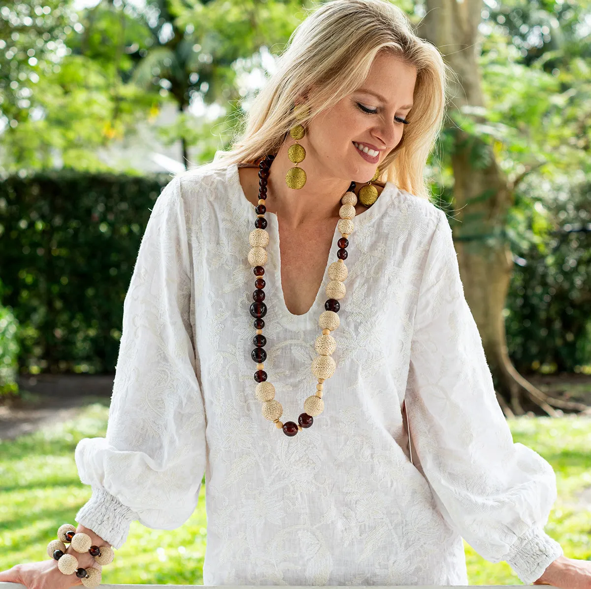 WILD KNOTS: THE STRETCH MACRAMÉ BRACELET. AMBER/NATURAL