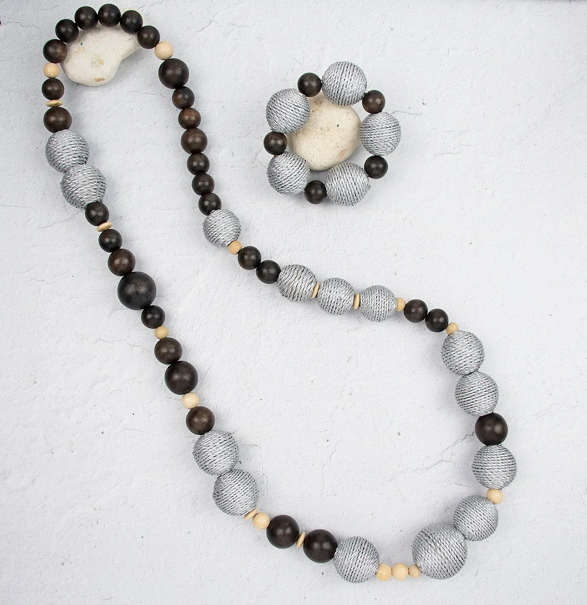 WILD KNOTS: THE STRETCH MACRAMÉ BRACELET. BROWN/METALLIC GRAY